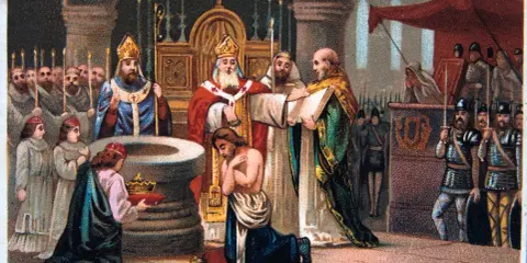 Die Taufe Chlodwigs: Ein Bischof tauft den nackten König Chlodwig im Beisein von Geistlichen und Soldaten.