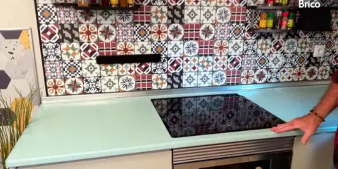 Encimera de cocina renovada con un diseño vibrante. El toque final para pintar encimera cocina y darle vida.