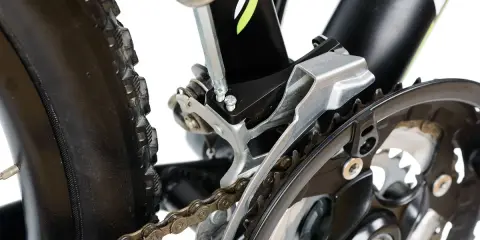Naprawa roweru: wymiana linki przerzutki przedniej Shimano. Klucz imbusowy dokręca śruby mocujące przerzutkę.