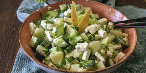 Erfrischender sommerlicher Melonensalat mit Gurken und Feta, garniert mit Melonenstücken.