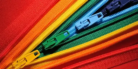 Kolorowe zamki błyskawiczne ułożone w wachlarz. Dowiedz się, jak wszyć zamek z zakładką, tworząc tę tęczową mozaikę.