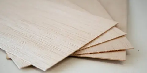Mehrere dünne Platten balsaholz 2mm liegen übereinander, bereit für Modellbauprojekte.