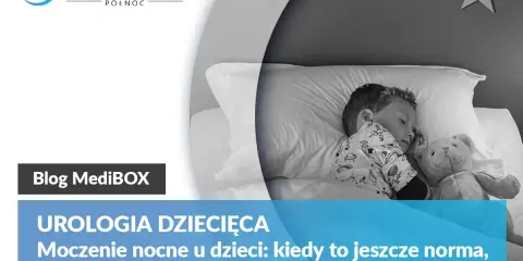 Chłopiec śpi z misiem, a tekst informuje o moczeniu nocnym u dzieci. Kiedy dziewczynki sikają w nocy, warto wiedzieć, kiedy to norma.