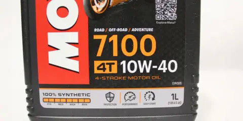 Motul 7100 10W40: Syntetyk z estrami. Czy to olej dla Ciebie?