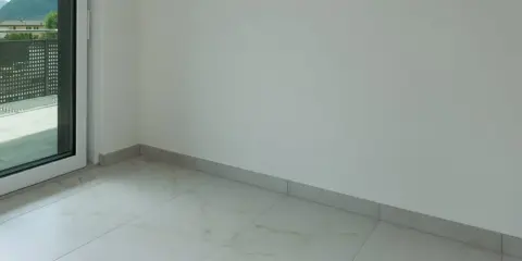 Plinthe discrète et moderne, idéale pour un carrelage clair. Un choix judicieux pour une finition impeccable.