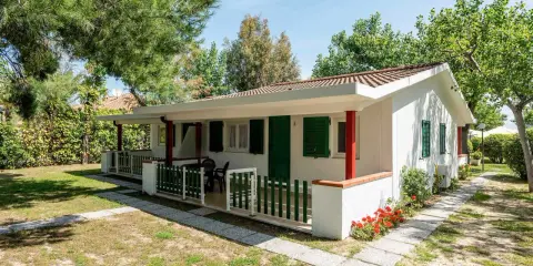 Bungalow in villaggi turistici Abruzzo per bambini, con veranda e giardino fiorito. Ideale per vacanze in famiglia.