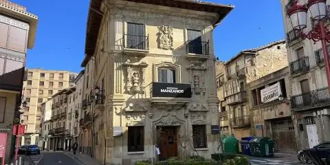 Edificio histórico con el letrero "Bodegas Manzanos" en Haro, España.