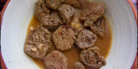 Tiernos trozos de solomillo al ajillo, nadando en una sabrosa salsa con ajo.