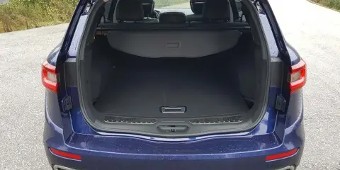 Maletero del Renault Koleos, listo para cargar equipaje o compras. Amplio y práctico para tus viajes.