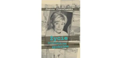 Okładka książki "Życie (nie)całkiem spokojne" Joanny Chmielewskiej z jej portretem i kolażem zdjęć.