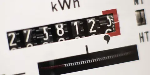 Stromzähler zeigt 27581,2 kWh an. Dies könnte den Stromverbrauch pro Kopf in einem Haushalt widerspiegeln.
