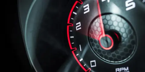 El tacómetro muestra que mi coche se revoluciona solo en punto muerto, con la aguja roja apuntando entre 2 y 3.