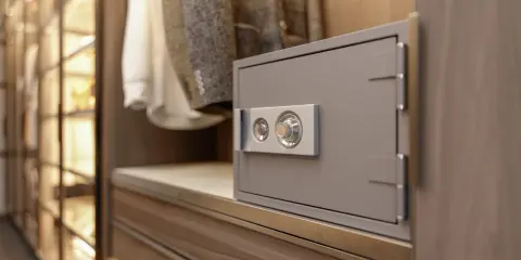Armario con ropa y una caja fuerte lista para camuflar.
