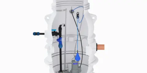 Detaljerad vy av en avloppspump till kommunalt avlopp, visar pumpen, rör och ventiler inuti en vit tank.