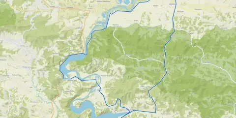 Mapa z zaznaczonymi trasami rowerowymi wokół Jeziora Rożnowskiego.