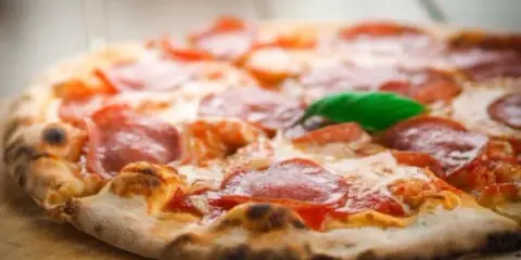 Domowa pizza jak z restauracji? Poznaj klucz do idealnego pieczenia!