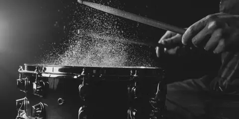 Legalne podkłady muzyczne: Darmowe, płatne i AI co musisz wiedzieć?