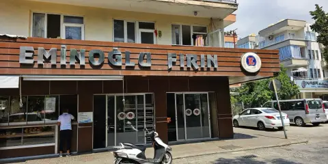 Przed piekarnią "Eminoglu Firin" z napisem "cześć po turecku" stoi skuter.