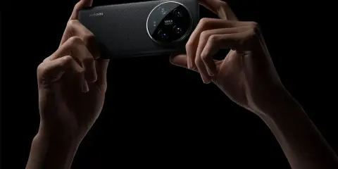 Manos sostienen un Xiaomi con cámara Leica. ¿Prefieres el estilo Leica vibrant o Leica authentic para tus fotos?