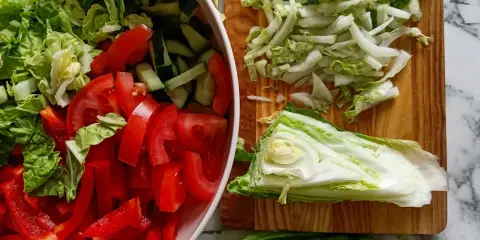 Świeża surówka z kapusty pekińskiej, pomidorów i ogórków, gotowa do podania jako dodatek do obiadu.