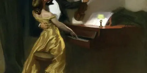 Un uomo in smoking bacia una donna in abito dorato, con un violino in mano, accanto a un pianoforte. L'atmosfera evoca la passione della sonata a Kreutzer.