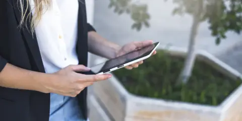 Cyfryzacja lokalnego rynku: jak internet zmienia handel i rozrywkę