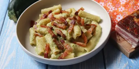 Pasta Zucchine e Pancetta: Ricetta Cremosa e Croccante Perfetta