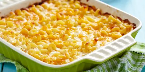 Überbackene Makkaroni mit Käse in einer grünen Auflaufform. Ein köstliches Gericht, das sich gut für Buttermilch Rezepte eignet.