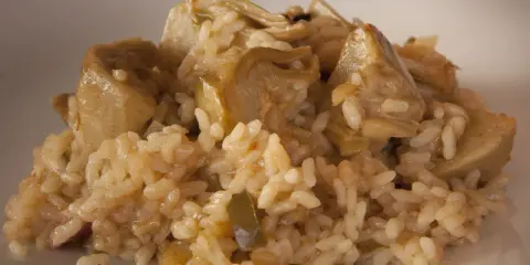 Un delicioso arroz con alcachofas, con trozos tiernos de alcachofa integrados en el grano cremoso.