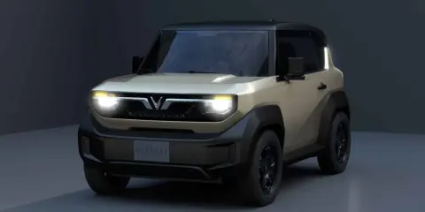 Le VinFast VF3, un SUV compact et audacieux, se présente avec un design distinctif, des phares LED lumineux et une allure robuste.