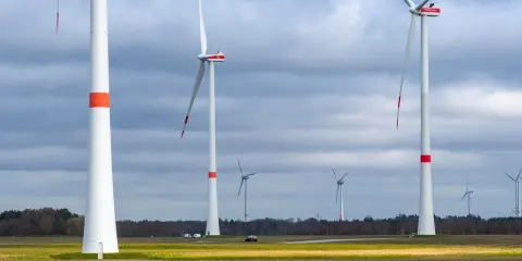 Windräder und Solarpaneele im Feld, ein Zeichen für Klimaschutz in Niedersachsen.