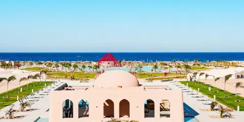 Piękny resort Sentido Reef Oasis Suakin z basenami, palmami i widokiem na turkusowe morze.
