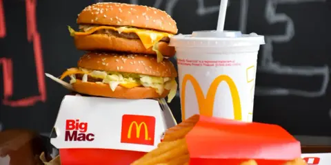 Dwa Big Maki, frytki i napój. Zastanawiasz się, ile kalorii ma red chikker? To zestawienie z McDonald's dostarcza sporo energii.