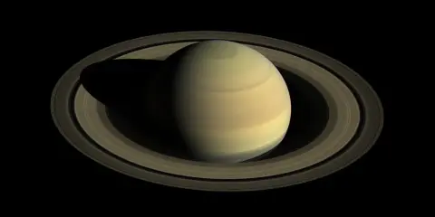 Saturn z pierścieniami, majestatyczny jak saturn w 10 domu, góruje na czarnym tle kosmosu.