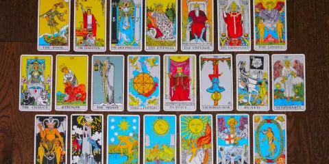 Czy tarot jest bezpieczny? Jak używać kart świadomie i bez obaw.
