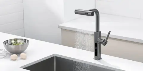 Grifo de cocina moderno con pantalla digital de temperatura, listo para apretar y usar.