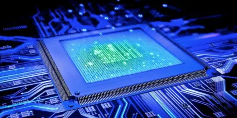 Un processeur bleu lumineux sur un circuit imprimé, avec des données binaires flottant autour. Ce type de processeur est le cœur de l'innovation technologique.