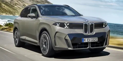 Nowy BMW X5 2025 pędzi wzdłuż malowniczego wybrzeża.