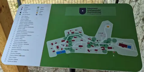 Mapa skansenu w Wygiełzowie z zaznaczonymi budynkami i ścieżkami. Znajdź tu m.in. chałupy, spichlerze i dwór.