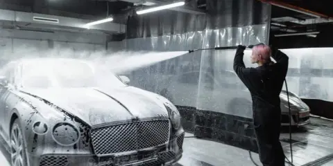 Jak myć auto aktywną pianą na myjni? Perfekcyjny efekt bez rys