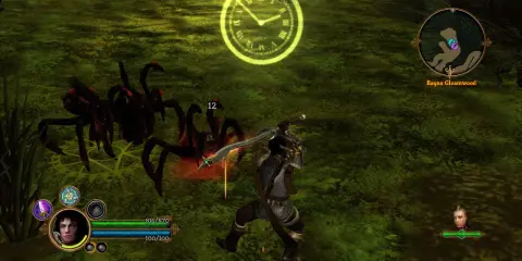 Bohater w grze Dungeon Siege 3 walczy z pająkami w lesie.