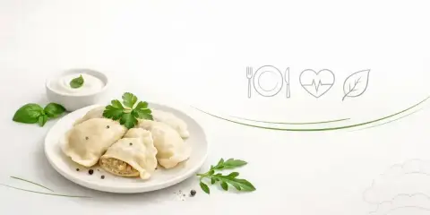 Talerz pierogów ruskich z dipem, ziołami i ikonami zdrowego odżywiania.