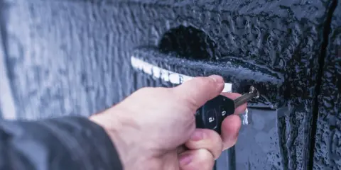 Zamarznięty zamek? Jak zabezpieczyć auto przed mrozem krok po kroku
