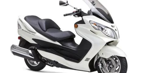 Biały Suzuki Burgman 400, skuter miejski. Rozważając suzuki burgman 400 wady i zalety, warto zwrócić uwagę na jego komfort i praktyczność.