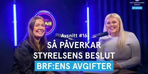 Två kvinnor diskuterar brf styrelse roller och hur styrelsens beslut påverkar avgifterna.