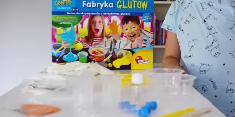 Bezpieczna guma sensoryczna: Jak zrobić glutka dla rozwoju dziecka?
