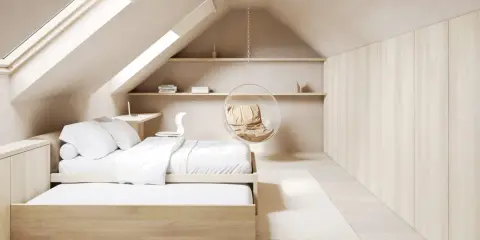 Chambre mansardée avec lit bas en bois, fauteuil bulle suspendu et étagères. Une décoration de chambre moderne et épurée.
