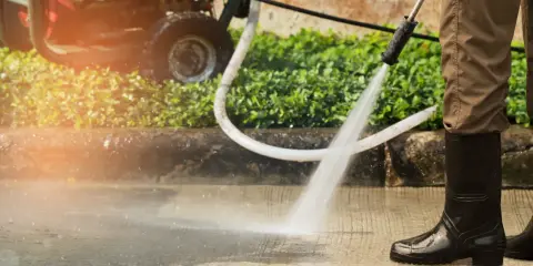 Jaka myjka ciśnieniowa? Wybierz idealną do auta, kostki, elewacji!