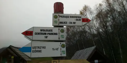 Rozdroże szlaków turystycznych: Halicz, Ustrzyki Górne, Wołosate. Wskazówki drogowe E-8.