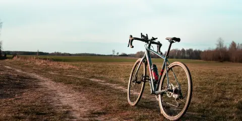 Rower gravelowy na polnej drodze, gotowy na wyścig.